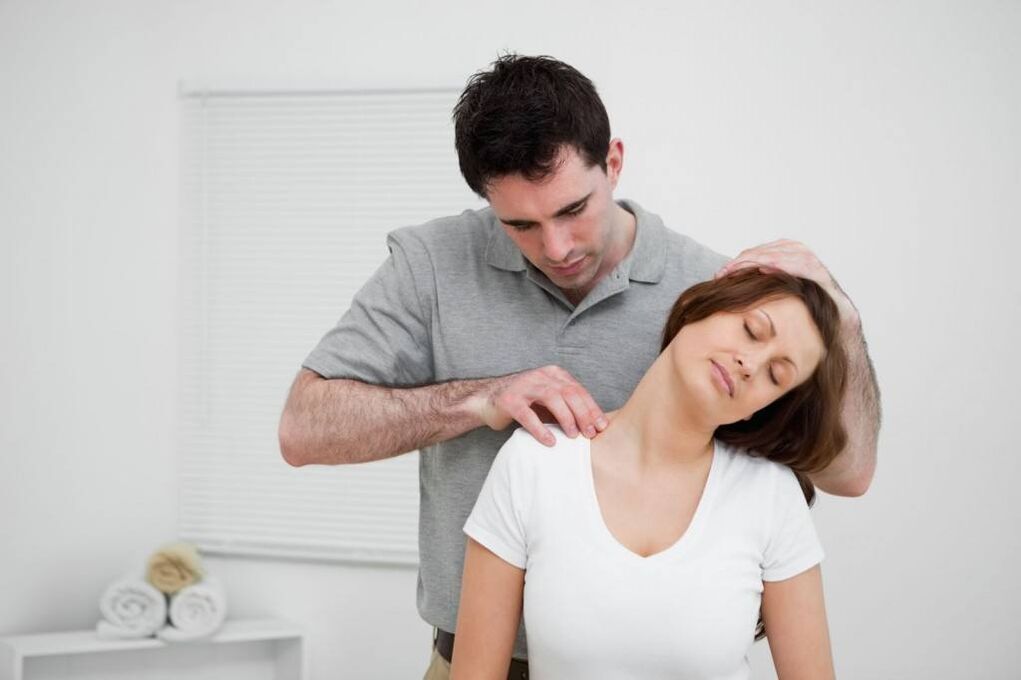 Therapeutische Nackenmassage zur Schmerzlinderung bei zervikaler Osteochondrose