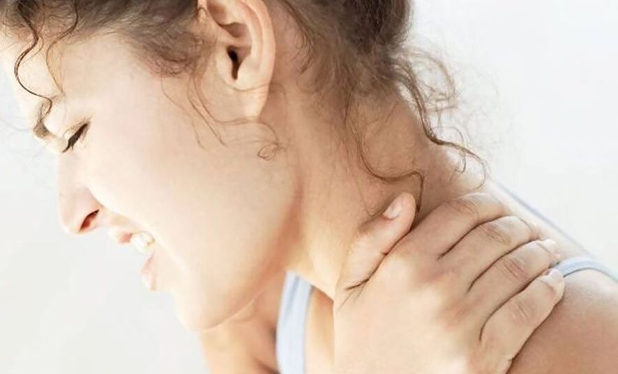 Zervikale Osteochondrose wird von schmerzenden oder stechenden Schmerzen im Nacken begleitet